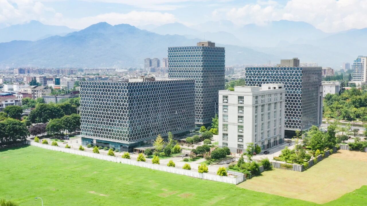 上海建工2.64亿元落子都江堰主城核心区，都投集团周边资产迎来价值重塑新机遇